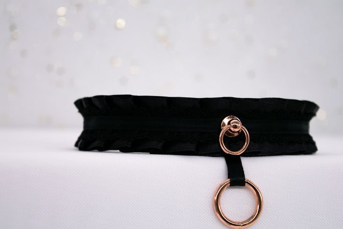 Black Dropped O-ring Collar in Rose Gold