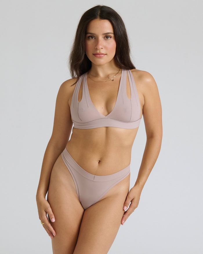 Woman wearing a dusk x back system on a neutral background