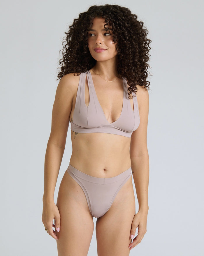 Woman wearing a dusk x back system on a neutral background
